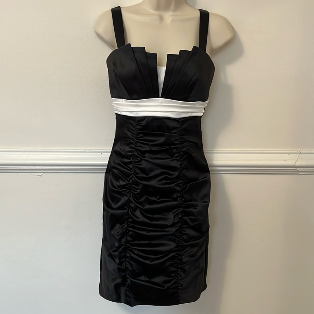 Juniors Black and White Fitted Scrunch Cocktail Dress, Size 5